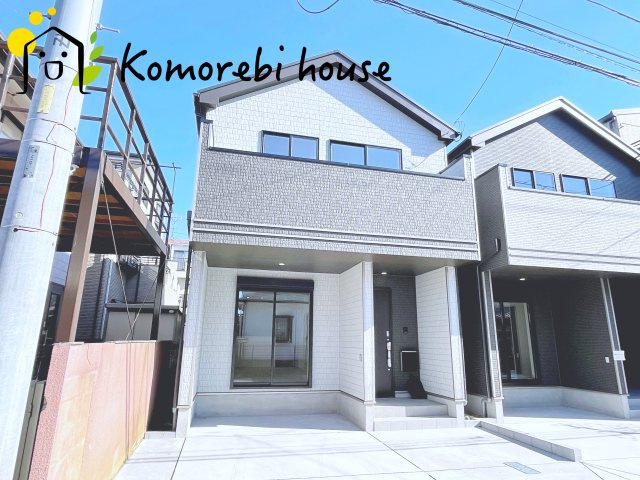 第8上尾二ツ宮　新築一戸建て　Aの外観|明るい色合いで統一された外観が魅力の新築住宅。シンプルながら存在感があり、帰宅時に気分が上がるデザインです。周辺環境とも調和し、落ち着いた街並みに映える一邸です。