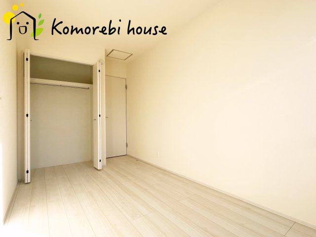第8上尾二ツ宮　新築一戸建て　Aの洋室|収納付きでゆとりのある空間。寝室としても、将来的には子ども部屋としても使え、衣類やおもちゃもスッキリ片付く快適な部屋。