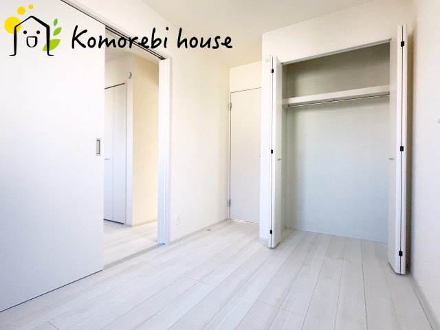 第8上尾二ツ宮　新築一戸建て　Aの子供部屋|明るい光が差し込む洋室は、子ども部屋・ワークスペースなど多用途に使える自由度の高い空間。家具の配置もしやすく、暮らしに合わせて柔軟に活用できます。															