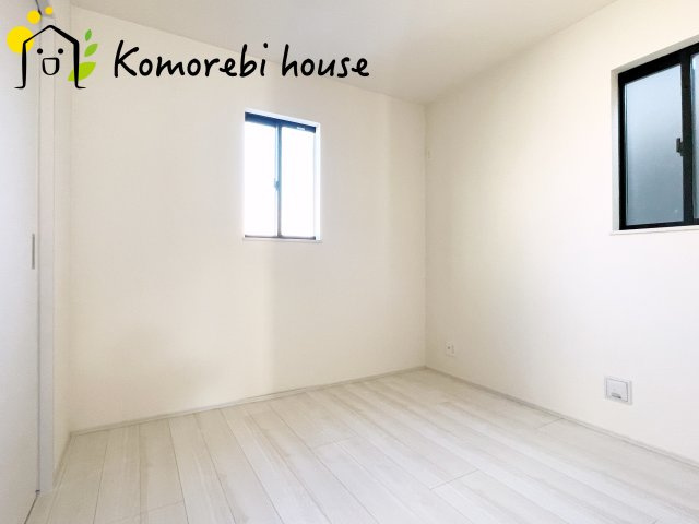 第8上尾二ツ宮　新築一戸建て　Aの洋室|二面採光の明るい洋室となります。