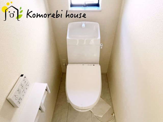 第8上尾二ツ宮　新築一戸建て　Aのトイレ|トイレットペーパーや掃除用品をすっきりしまえる収納戸棚をオプションで追加可能。デッドスペースを賢く活用し、生活感の出にくいスッキリ空間を実現します。																	
