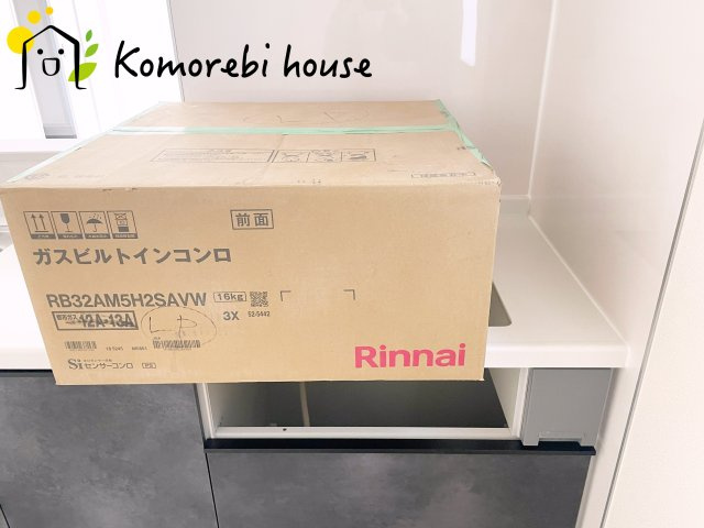 第8上尾二ツ宮　新築一戸建て　Aのキッチン|同時調理が叶う3口コンロと便利なグリル付き。忙しい朝のお弁当作りも、夕食の複数メニューもスムーズにこなせる頼れる設備です。															