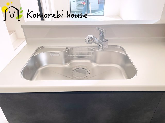 第8上尾二ツ宮　新築一戸建て　Aのキッチン|浄水器一体型で、いつでも美味しいお水がそのまま使えるキッチンシンク。料理やコーヒーづくり、炊飯にも安心して利用でき、毎日の食卓が少し豊かに。															