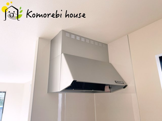 第8上尾二ツ宮　新築一戸建て　Aのキッチン|吸引力の高いレンジフードが煙や匂いを素早く排出。揚げ物や炒め物も気兼ねなくでき、リビングに匂いを残しません。															
