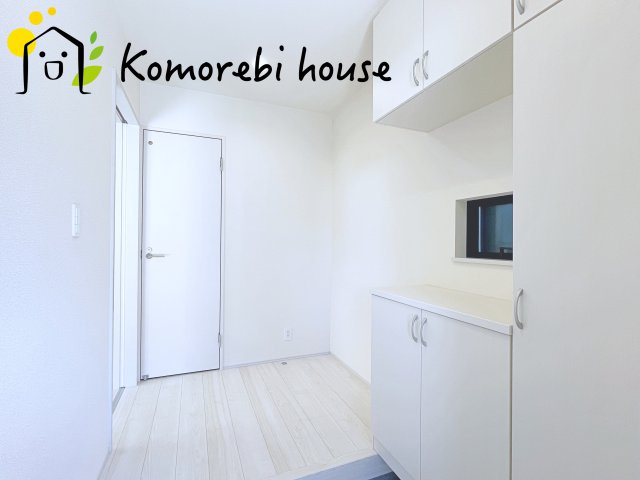 第8上尾二ツ宮　新築一戸建て　Aの玄関|明るく使いやすい玄関で、家族の生活をスムーズに。収納や導線も配慮された万能空間です。															