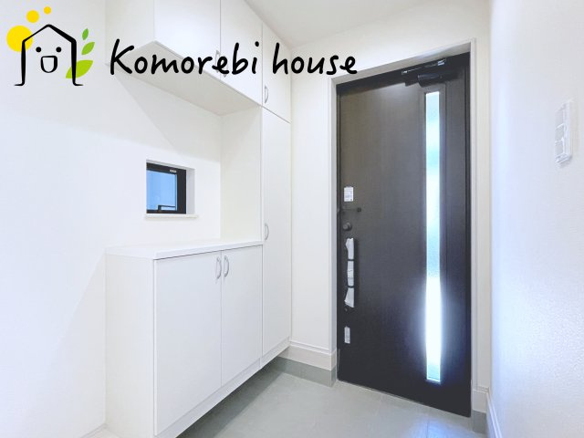 第8上尾二ツ宮　新築一戸建て　Aの玄関|玄関から快適な生活が始まる。収納・導線・使い勝手に配慮された、家族に優しい設計です。															