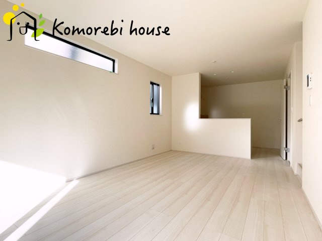 第8上尾二ツ宮　新築一戸建て　Aの居間・リビング|縦に広がるLDKは、空間を効率的に使える設計。キッチンからリビング、ダイニングまで家族の気配を感じられます。															