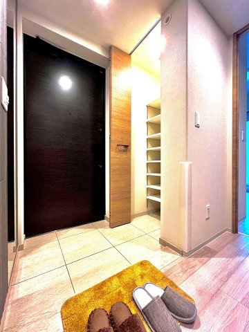 ファインシティアイム札幌二十四軒　スクエア棟の玄関|広々とした玄関にはシューズインクローゼットが完備されております♪