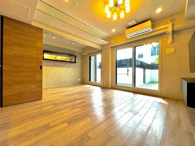 ファインシティアイム札幌二十四軒　スクエア棟の居間・リビング|10.0帖のリビング・ダイニングは南西向きで日当たり良好♪