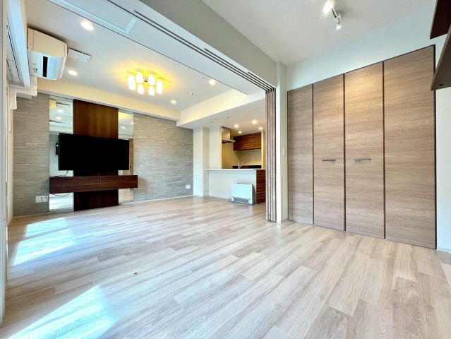 ファインシティアイム札幌二十四軒　スクエア棟の居間・リビング|洋室（4.5帖）を開放することで広々としたリビング空間も演出できます♪