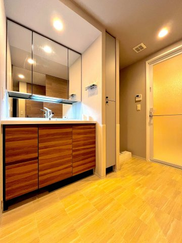 ファインシティアイム札幌二十四軒　スクエア棟の脱衣所|水回りは統一された上質感漂うデザインです♪