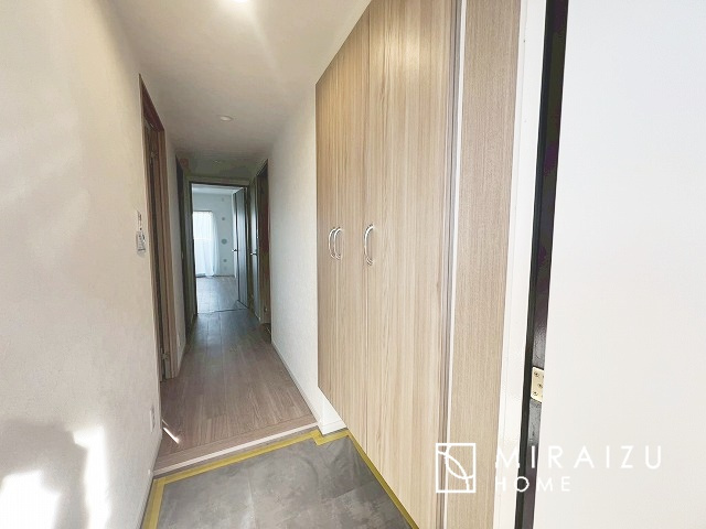 【内装】 | 永く住むからこそシンプルで飽きのこないデザインに。ただいま、おかえりの温かな声が聞こえる玄関。