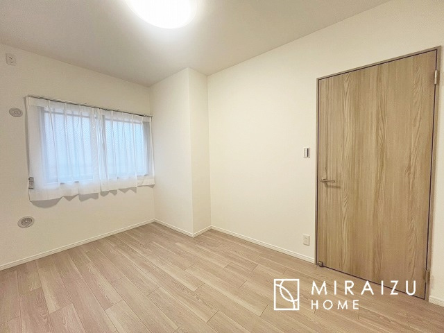 【寝室】 | 永く住むからこそシンプルで飽きのこないデザインに。ただいま、おかえりの温かな声が聞こえる玄関。