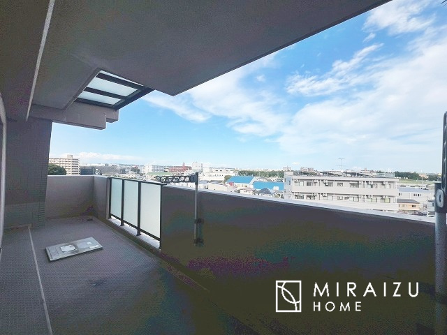 【バルコニー】 | 日当たりの良いお家は嬉しいですよね。それぞれ価値観が分かれる箇所です、実際に内覧して日当たりの心地よさをご体感下さいね♪