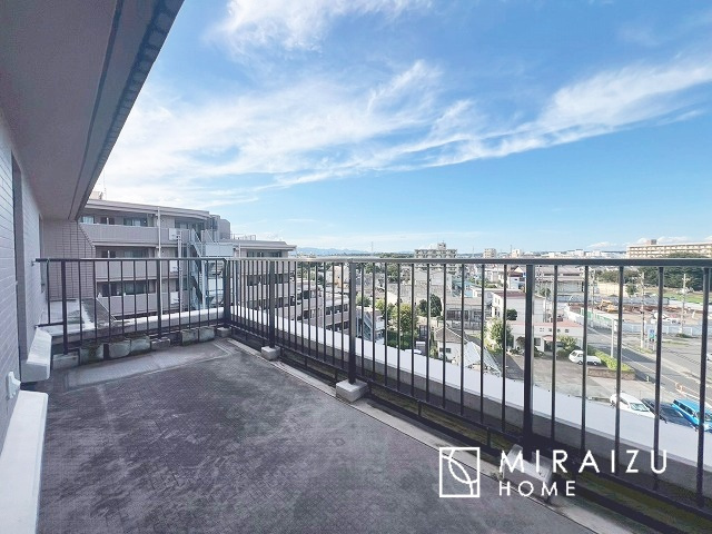 【バルコニー】 | 暮らしやすさを考えたプランで快適な現地ロケーションを実現。安らぎに満たされる、ゆとりのある日々を過ごせます♪