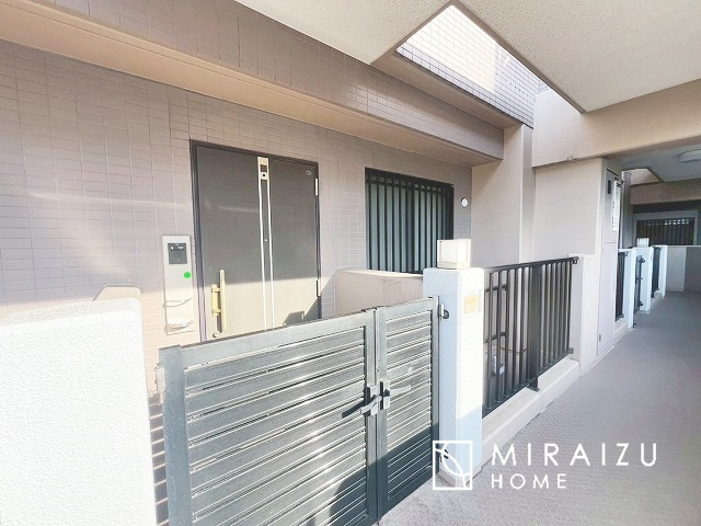 【玄関】 | 日当たりの良いお家は嬉しいですよね。それぞれ価値観が分かれる箇所です、実際に内覧して日当たりの心地よさをご体感下さいね♪