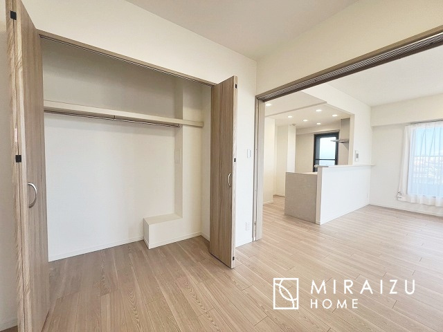 【洋室】 | 暮らしやすさを考えたプランで快適な現地ロケーションを実現。安らぎに満たされる、ゆとりのある日々を過ごせます♪