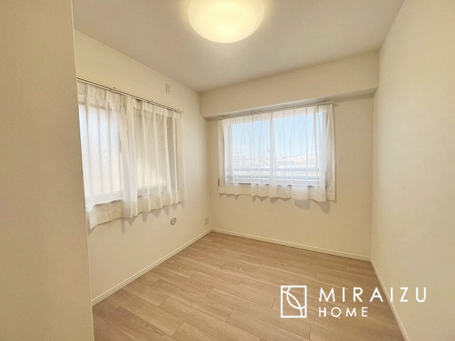 【洋室】 | 暮らしやすさを考えたプランで快適な現地ロケーションを実現。安らぎに満たされる、ゆとりのある日々を過ごせます♪