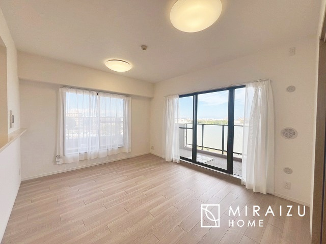 【居間・リビング】 | 自然光がたっぷりと室内に降り注ぎ、居心地の良い場所です。家族の笑い声が聞こえてきそうです。