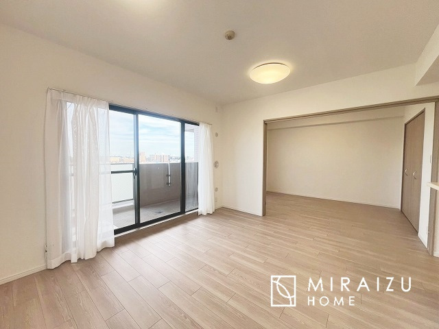 【居間・リビング】 | 食事を取るスペースもリラックスしてくつろげるスペースもお子さんが勉強するスペースも兼ね備えたリビングダイニング。