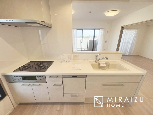 【キッチン】 | キッチンに立つ時間は意外と長いので、家族と会話しやすい対面式に。お手伝いして欲しい時もリビングにいる家族に気軽に声を掛けられます。