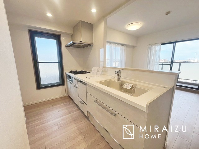 【キッチン】 | 収納に様々な工夫がされていて出しやすく片付けやすい、散らかりにくいキッチンになっています！人工大理石の天板や深型シンクなど、デザイン性と機能性を兼ね備えているので見せたいキッチンになっています。