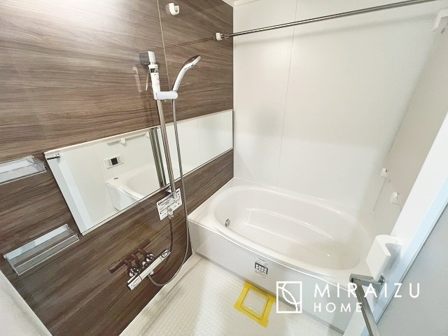 【浴室】 | お子さんとわいわいと楽しいバスタイムもよし、一人でゆったりと入るのもよし、浴室換気乾燥機付きのユニットバス。お洗濯物を干せるだけでなく、カビ防止にもなります。