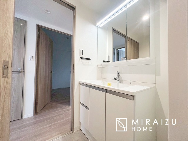 【洗面所】 | 三面鏡、シャワー機能の付いた洗面台は小物、洗面用具も収納できるので、朝の身支度が移動せずに洗面台で済ませられます。