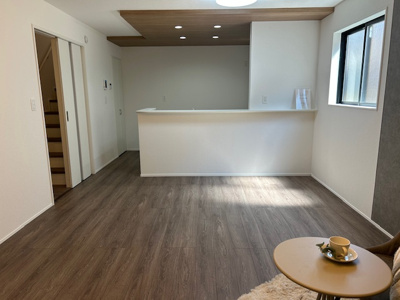 【居間・リビング】 | 惣山町４丁目　新築戸建 | LDK約16.0帖　白を基調にした内装で清潔感があります。