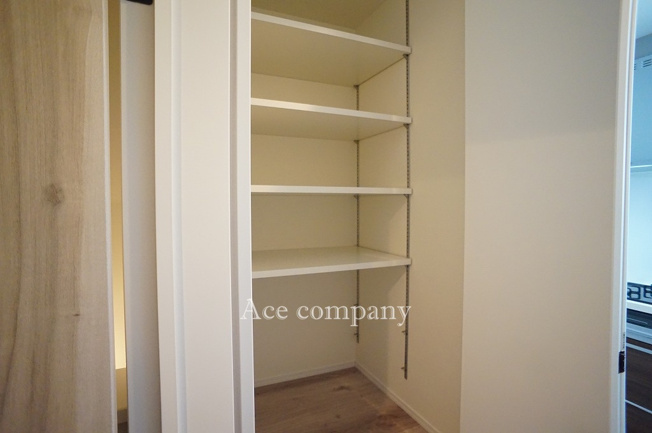 【収納】 | 八尾市楠根町2丁目 | キッチン背面、通路にあるパントリー（収納）です♪