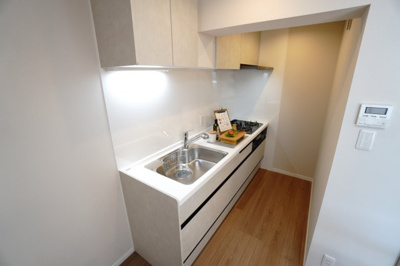 【キッチン】 | 【上質リノベ】ダイヤコーポ東雲 | 【キッチンスペース】
壁付けで空間を有効に使える、すっきりとしたキッチン。
作業スペースに無駄がなく、調理や片付けもスムーズです。
グレージュの面材が、空間にやさしい統一感をもたらします。