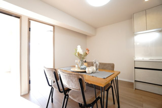 【居間・リビング】 | 【上質リノベ】ダイヤコーポ東雲 | 【約13.8帖LDK】
デザインリフォームされた室内は
良い雰囲気になっております。
リノベーションで付加価値をプラスし、
ただの『住まい』ではなく『癒しのある空間』
に仕上がっております♪