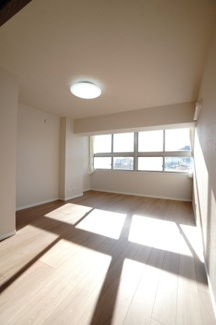 【洋室】 | 【上質リノベ】ダイヤコーポ東雲 | 【洋室約8.5帖】
心と体をゆったりと安らげる主寝室。
寝室のゆとりが大きい分だけ、
暮らしの安らぎは深まります。
一日の疲れを癒すだけでなく、
ご夫婦の親密な語らいを紡ぎ出します。