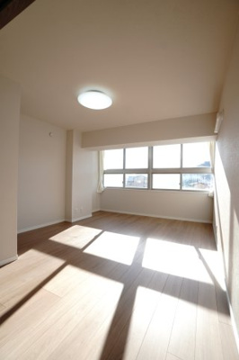 【洋室】 | 【上質リノベ】ダイヤコーポ東雲 | 【洋室約8.5帖】
心と体をゆったりと安らげる主寝室。
寝室のゆとりが大きい分だけ、
暮らしの安らぎは深まります。
一日の疲れを癒すだけでなく、
ご夫婦の親密な語らいを紡ぎ出します。