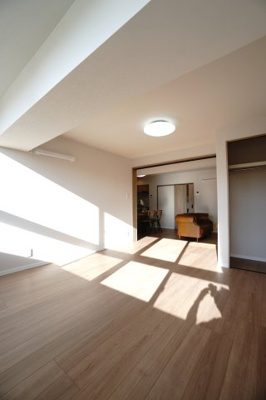 【洋室】 | 【上質リノベ】ダイヤコーポ東雲 | 【洋室約8.5帖】
どんな家具や敷物でも部屋に馴染みやすく、
コーディネートがし易そうですね。
配置も柔軟に対応できるので身の回りの整理もし易い！
自分好みの空間に出来そうですね！