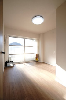 【洋室】 | 【上質リノベ】ダイヤコーポ東雲 | 【洋室約5.0帖】
在宅勤務・リモートワークの書斎や、
趣味やくつろぎのスペースとしても。
家族と一緒に楽しい時間を過ごす中にも、
一人でくつろげる時間と場所は特に良いですね。