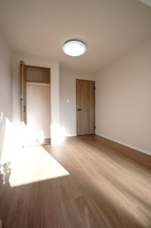 【洋室】 | 【上質リノベ】ダイヤコーポ東雲 | 【洋室約5.0帖】
将来、ライフスタイルや家族構成が変わった時等、
第2子供部屋としても活用できそうですね！
勿論、壁掛けエアコンも取付が出来ますので、
快適な居室環境で過ごせそうです！