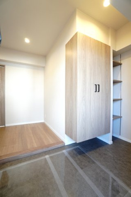 【玄関】 | 【上質リノベ】ダイヤコーポ東雲 | 【玄関ホール】
人を迎え入れる最初の場所だからこそ、
清潔感があり纏まった空間にして頂ける様に
大型のシューズBOX。
照明はオートライト。消し忘れや
出入りが暗くならなく済みます！