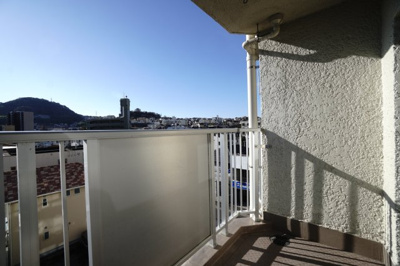 【バルコニー】 | 【上質リノベ】ダイヤコーポ東雲 | 【バルコニー】
少し遠慮がちなサイズです。
それでも、南側に面するバルコニーとして
充分お洗濯物も乾かせます。
また、LDKの一部をサンルームみたいに使えます！