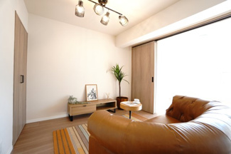 【居間・リビング】 | 【上質リノベ】ダイヤコーポ東雲 | 【約13.8帖LDK】
今回のリノベーションスタイルは
「グレージュモダン」
やさしい光が差し込むリビングは、
整った空間美と穏やかな時間が感じられる、
心ほどけるようなひとときを過ごすことができます