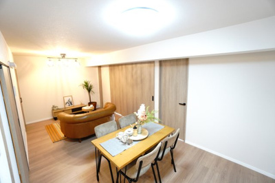 【居間・リビング】 | 【上質リノベ】ダイヤコーポ東雲 | 【約13.8帖LDK】
キッチンとひと続きのLDKは、
“リバージュグレース”の名にふさわしく、
光と風、景色までも暮らしの一部として
やさしく包み込むような空間に仕上がっています。