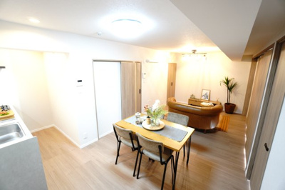 【居間・リビング】 | 【上質リノベ】ダイヤコーポ東雲 | 【約13.8帖LDK】
LDKは家具配置がしやすい素直な形。
動線も整い、日々の家事やくつろぎがスムーズに進みます。
グレージュモダンの落ち着いた色合いが、空間に上質な心地よさをもたらします。