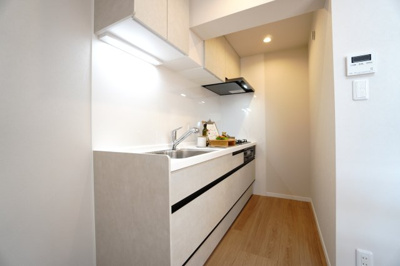 【キッチン】 | 【上質リノベ】ダイヤコーポ東雲 | 【キッチンルーム】
凛とした直線の中に、やわらかな時間がある。
グレージュの色調が料理の手元までも上品に見せ、
やさしい光が壁面に陰影を描きます。
静けさの中で整う、心地よいキッチン空間です。