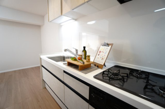 【キッチン】 | 【上質リノベ】ダイヤコーポ東雲 | ☆キッチンの特徴☆
・クリナップ社製
・アクリストンワークトップ
・浄水器一体型ハンドシャワー水栓
・一度に5人分食器洗い乾燥機は後付け可能
・フラットスリムレンジフード
・換気扇幕板が他の面材と同色