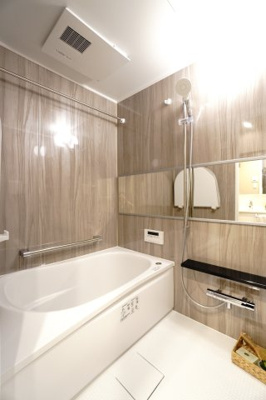 【浴室】 | 【上質リノベ】ダイヤコーポ東雲 | 【バスルーム】
TOTO社製RWシリーズは
「ゆるリラ浴槽」「カラリ床」で独自の技術によりバスタイムを
よりよく演出してくれます！
更に、浴室暖房乾燥機が標準設備！
お手入れが楽なシステムバスです。