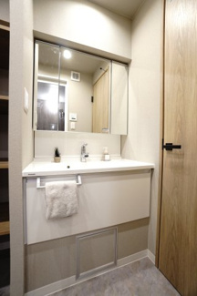 【独立洗面台】 | 【上質リノベ】ダイヤコーポ東雲 | 【コスメカウンター】
Panasonic社製！
場所を選ばず設置できるスリムタイプ
清潔と快適と美しさを備えた充実機能＆シンプルで、
手間いらずのライフアップ・ドレッサーとなっています。