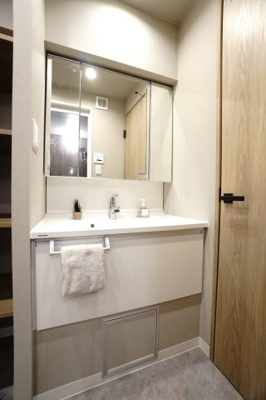 【独立洗面台】 | 【上質リノベ】ダイヤコーポ東雲 | 【コスメカウンター】
Panasonic社製！
場所を選ばず設置できるスリムタイプ
清潔と快適と美しさを備えた充実機能＆シンプルで、
手間いらずのライフアップ・ドレッサーとなっています。