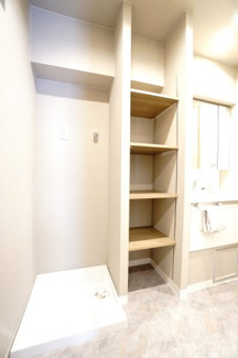 【独立洗面台】 | 【上質リノベ】ダイヤコーポ東雲 | 【パウダールーム】
装着が楽なワンタッチ式の給水栓！
洗濯機置場はドラム式の洗濯機も入るサイズですが、
お手持ちのサイズが入るか要確認です！
高さと段数調節ができるリネンラックも装備！