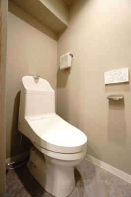 【トイレ】 | 【上質リノベ】ダイヤコーポ東雲 | 【レストルーム】
TOTO社製！
きれいをまもるせいけつトイレ！
お掃除はサッとひとふきで完了！
少ない水で、汚れをしっかり洗い流します。
手洗い機能付きでもしもの時も慌てない！