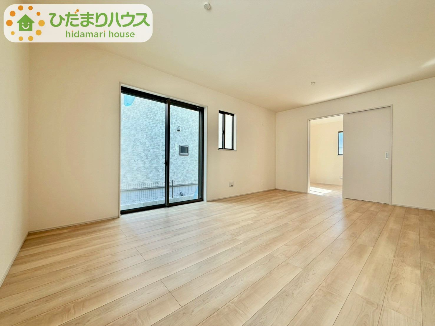 野田市清水619番1　新築戸建　A号棟の居間・リビング|リビングと洋室が続き間設計ですので、大空間を演出できます(^O^)							
